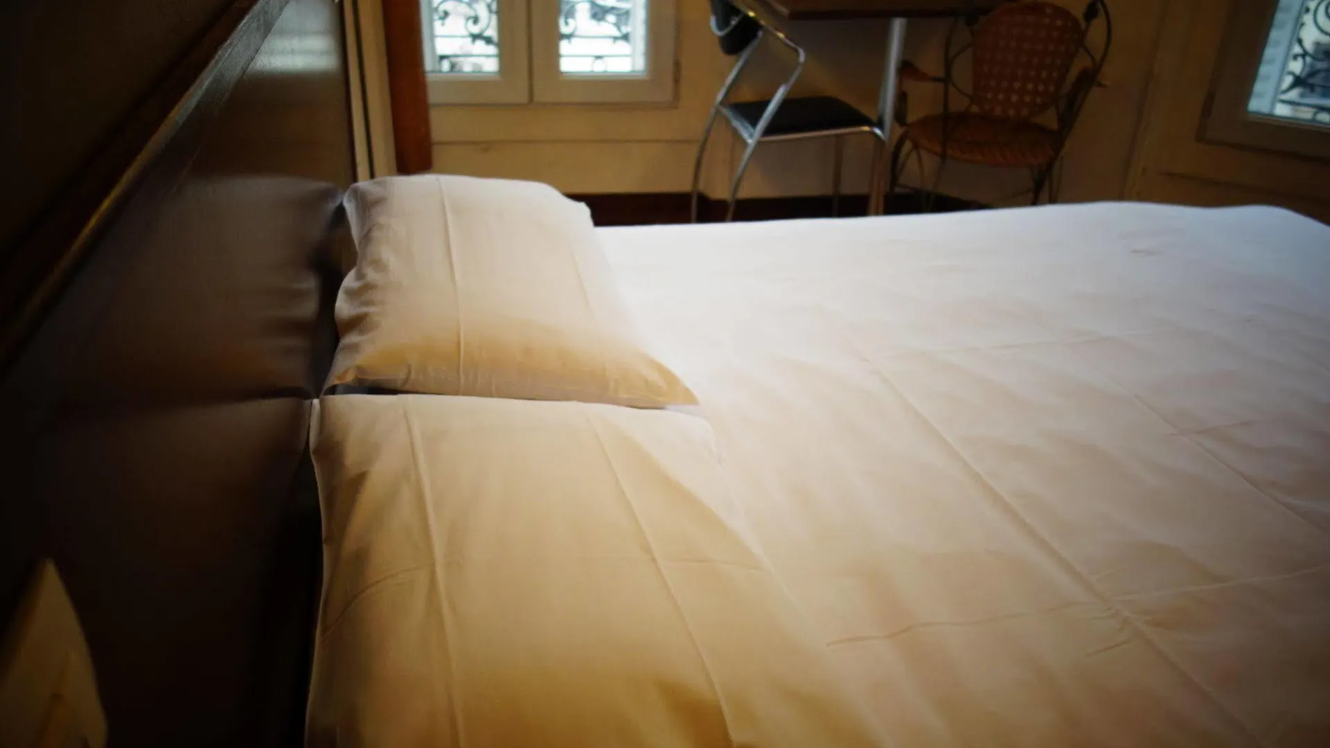 ***  Hotel Des Arts-Bastille Paris France